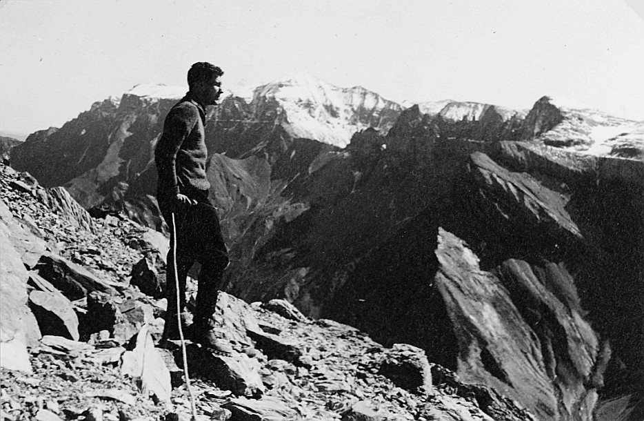Wandernder Wandervogel in den Bergen - Piz Sardona, Piz Segnes, Martinsloch und die Tschingelhörner vom Fusse des Zwölfihornes aus (
