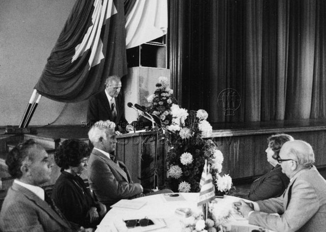 Veranstaltung -Willi Ritschard hält eine Rede, vorne Publikum; um 1975