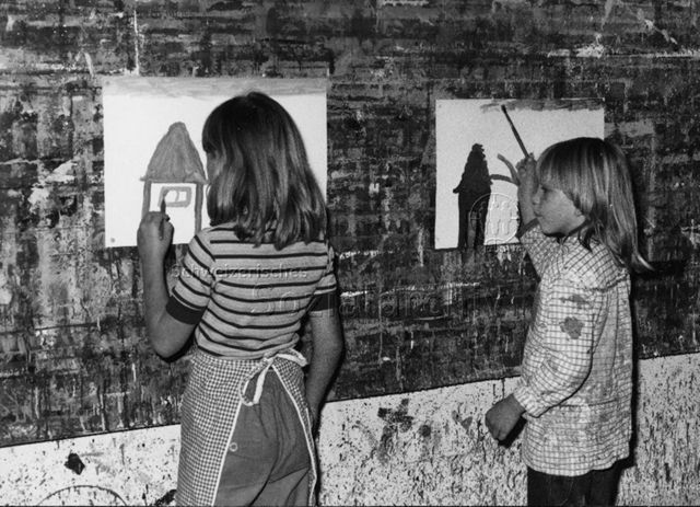 "Ferienpass" - Zwei Mädchen beim Malen von Bildern; um 1980