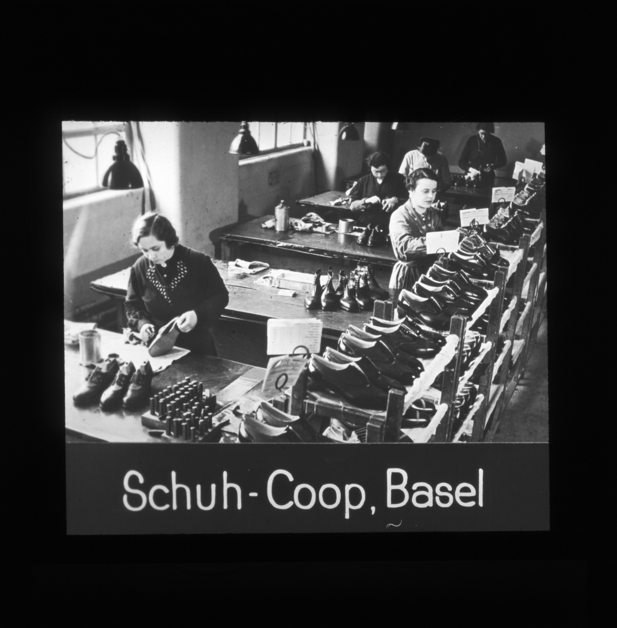 Dia: Schuhmacherwerkstätte. Frauen bei der Arbeit. "Schuh-Coop, Basel".