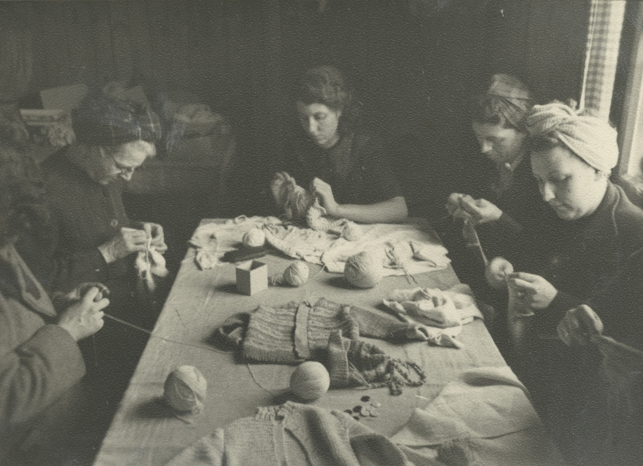 "Köln 1949 - Strickstube für werdende Mütter"; Frauen sitzen an einem Tisch und stricken