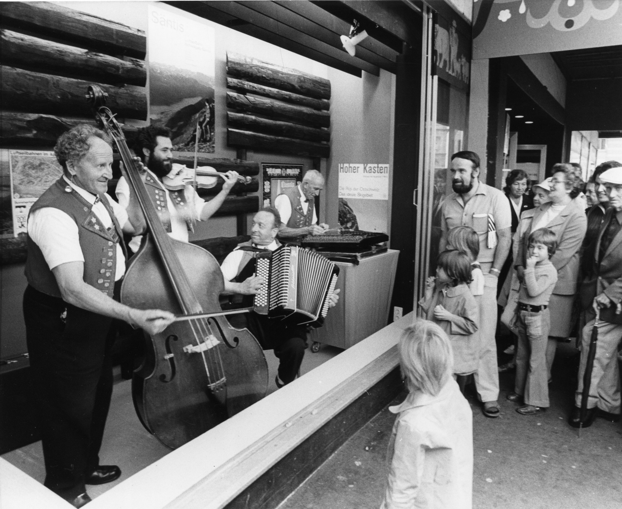 Appenzeller-Wochen in einem Supermarkt: Musik-Kapelle beim Spielen, Kunden