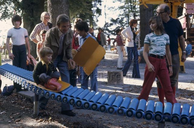 "Spielplatz Uetliberg, Rutschbahn" - Kleiner Junge auf der Bahn; Waldspielplatz; 1975