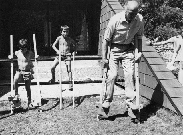 "Bosco della Bella, Jubiläum 1977" - Zwei Jungen und ein Bundesrat Willi Ritschard laufen auf Stelzen