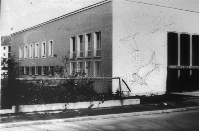 "Europäische Länder: Haus der Jugend, Wiesbaden" - Aussenansicht des einstöckigen Gebäudes mit Flachdach
