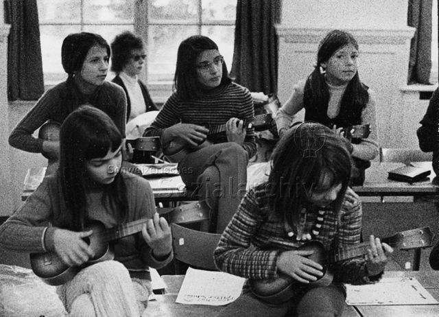 "Kinderheilstätte [Davos], Spiel + Sport" - Kinder beim Musizieren mit Ukulelen; 1972