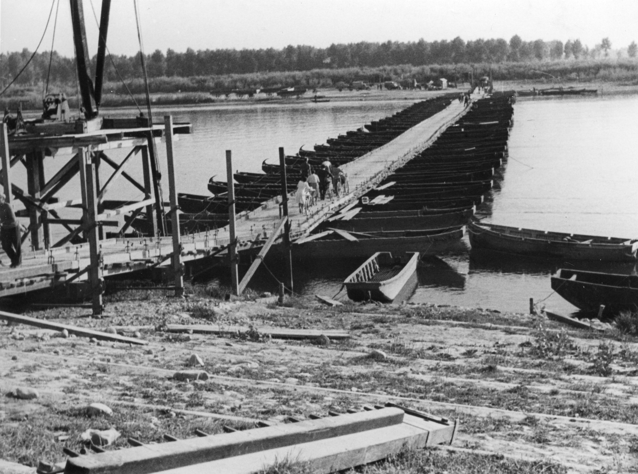 "Eine einzige Durchfahrt am Po. Eine Schiffsbrücke."