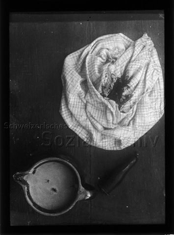 Diaserie zum Thema Säuglingspflege, Flaschenmilch; Krug mit verdorbener Milch, verschmutztes Tuch und verschmutzter Sauger; um 1920
