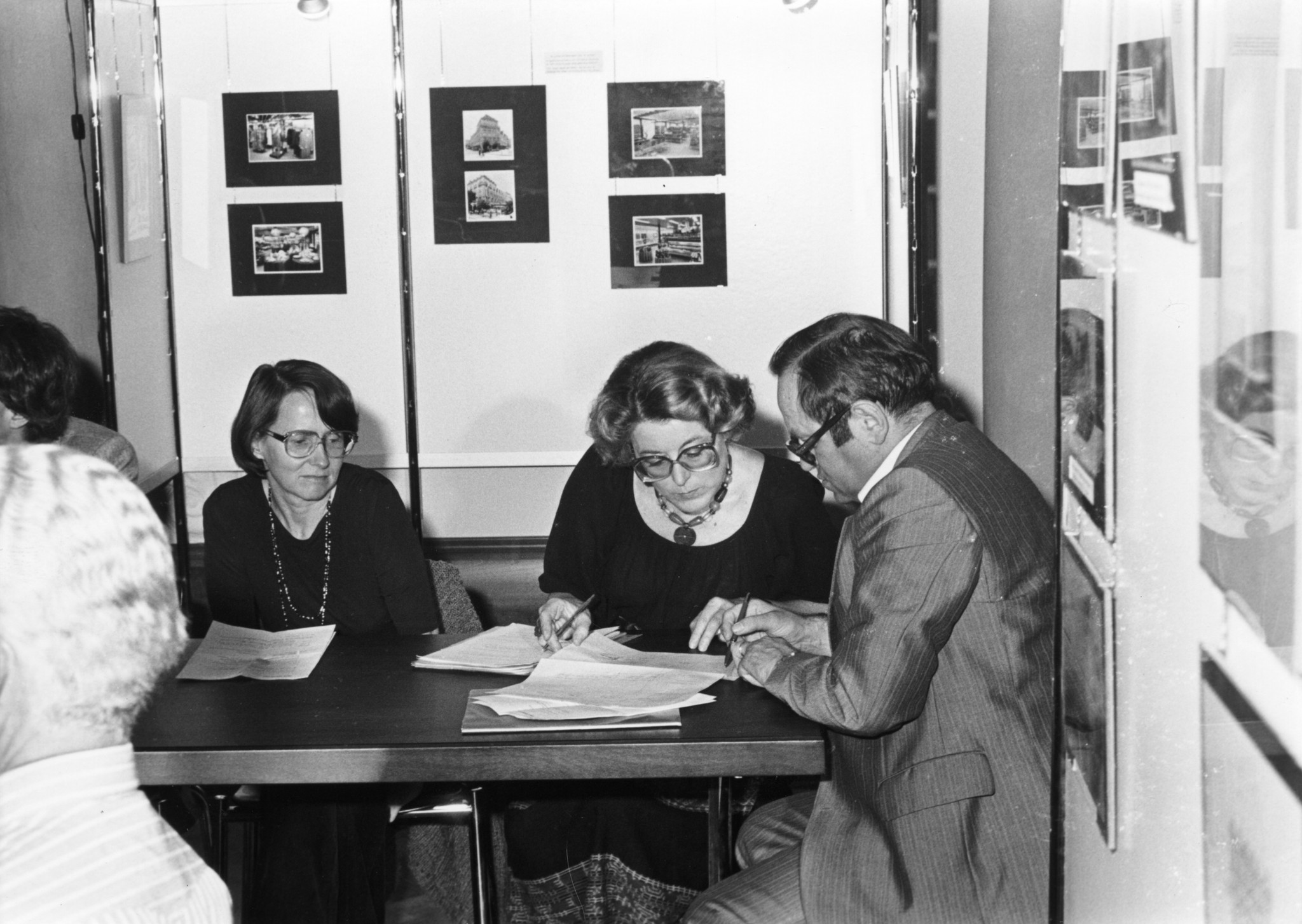 Neueröffnung St. Annahof in Zürich, 26. August 1981: Drei Frauern sitzen mit einem Mann an einem Tisch