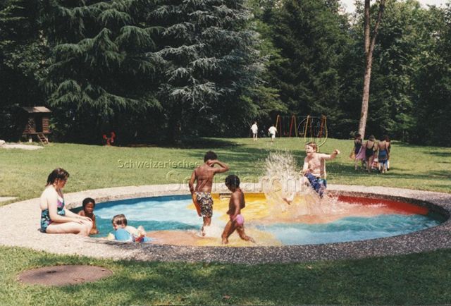Bosco della Bella, Feriendorf für kinderreiche Familien - Kinder und Mutter im Planschbecken; 1997