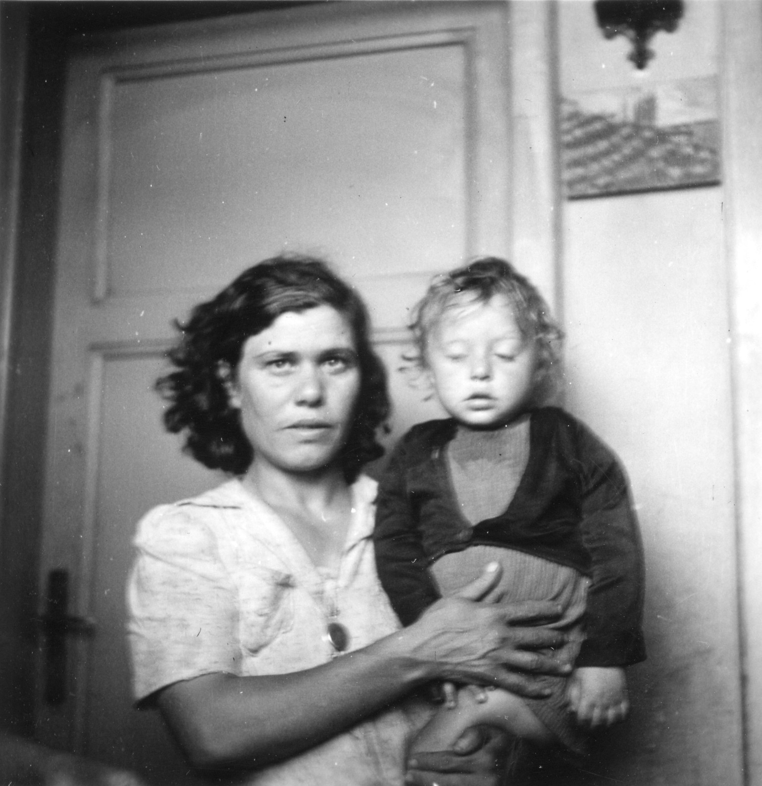 "Milano, Sommer 1946. Intérieurs bei Hausbesuchen für die AERMO-Möbelverteilung."; Mutter mit Kind