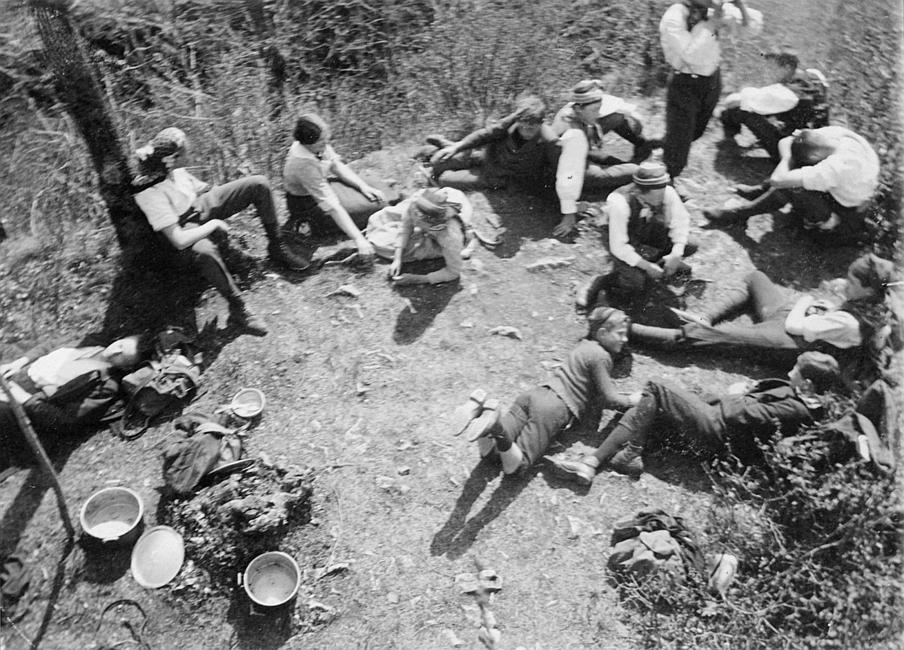 Wandervögel der Wandervogel-Ortsgruppe "nach dem Mittagessen" (vermutlich während eines Lagers) - Fotoalbum von Paul Burkhart (1913)