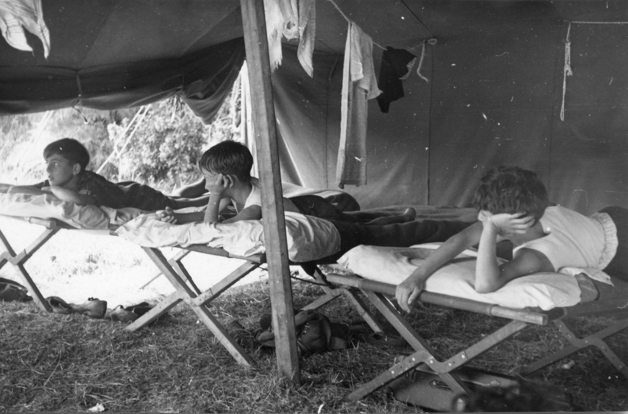 "Colonie de vacances St. Pierre d'Irube 17.8 bis 17.9.1948 Europahilfe"; drei Knaben liegen auf ihren Matten im Zelt