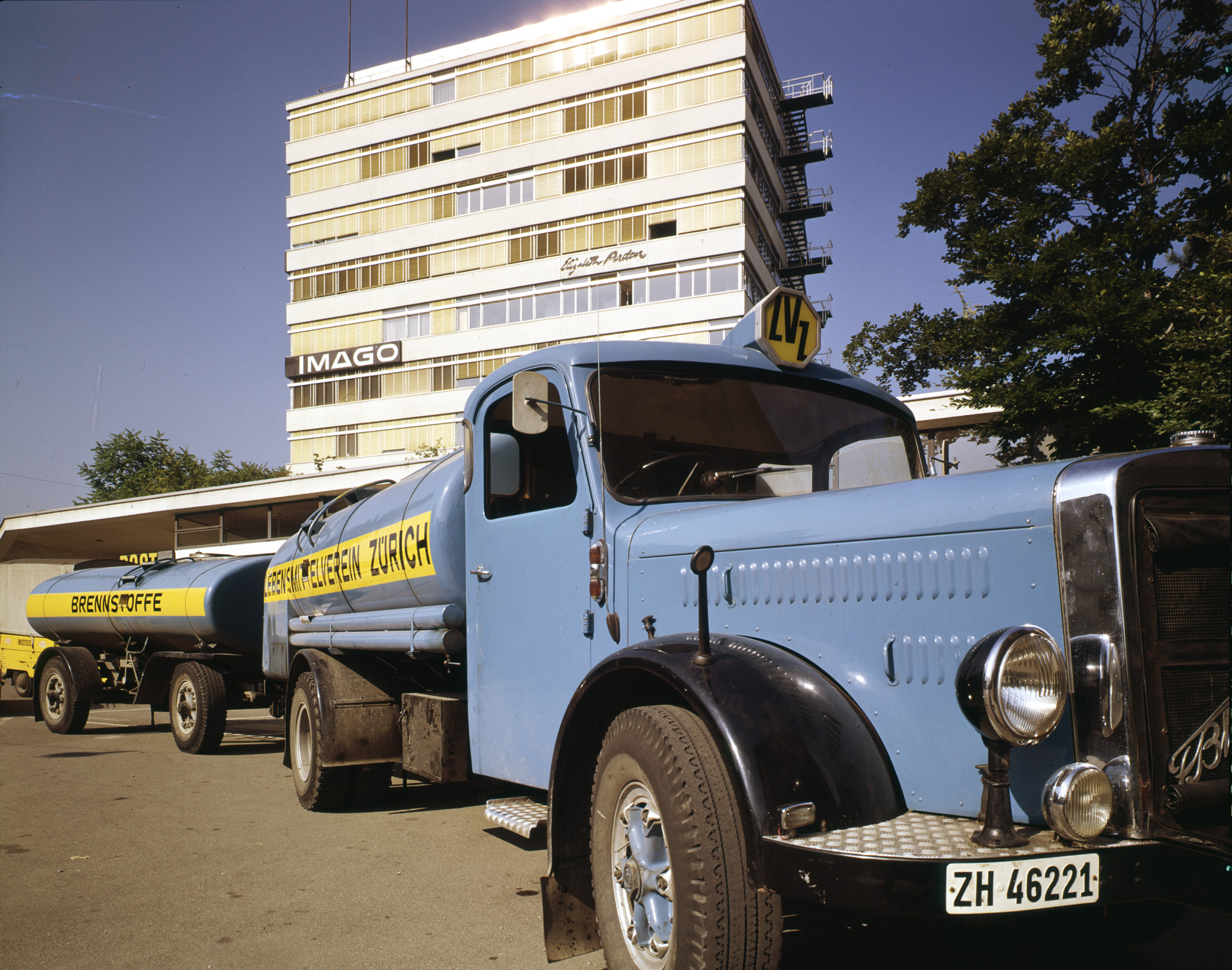 Lastwagen "Brennstoffe" des LVZ vor einem Hochhaus in Zürich, ca. 1970