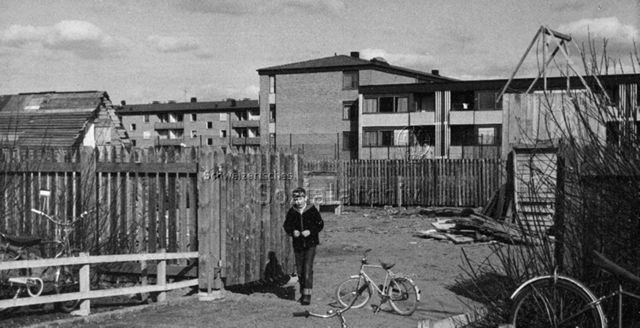 "Abenteuerspielplatz, Flatas, Göteborg", Schweden - Ein Junge in der Anlage, Fahrräder; um 1965