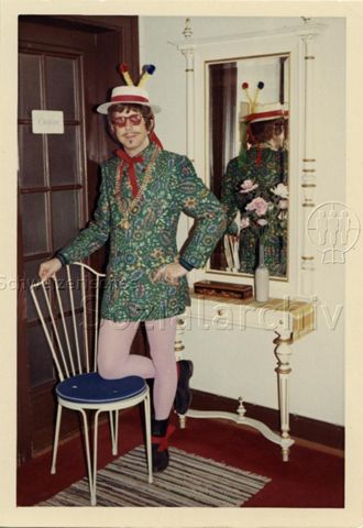 Foto aus Nachlass von Werner Dietrich - Fasnacht bei Bruno Hotz (im Bild), Färberstrasse 30, ca. 1965