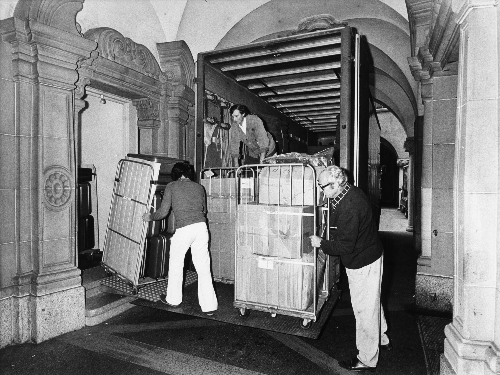 Männer beim Transport von Waren im Warenhaus St. Annahof in Zürich