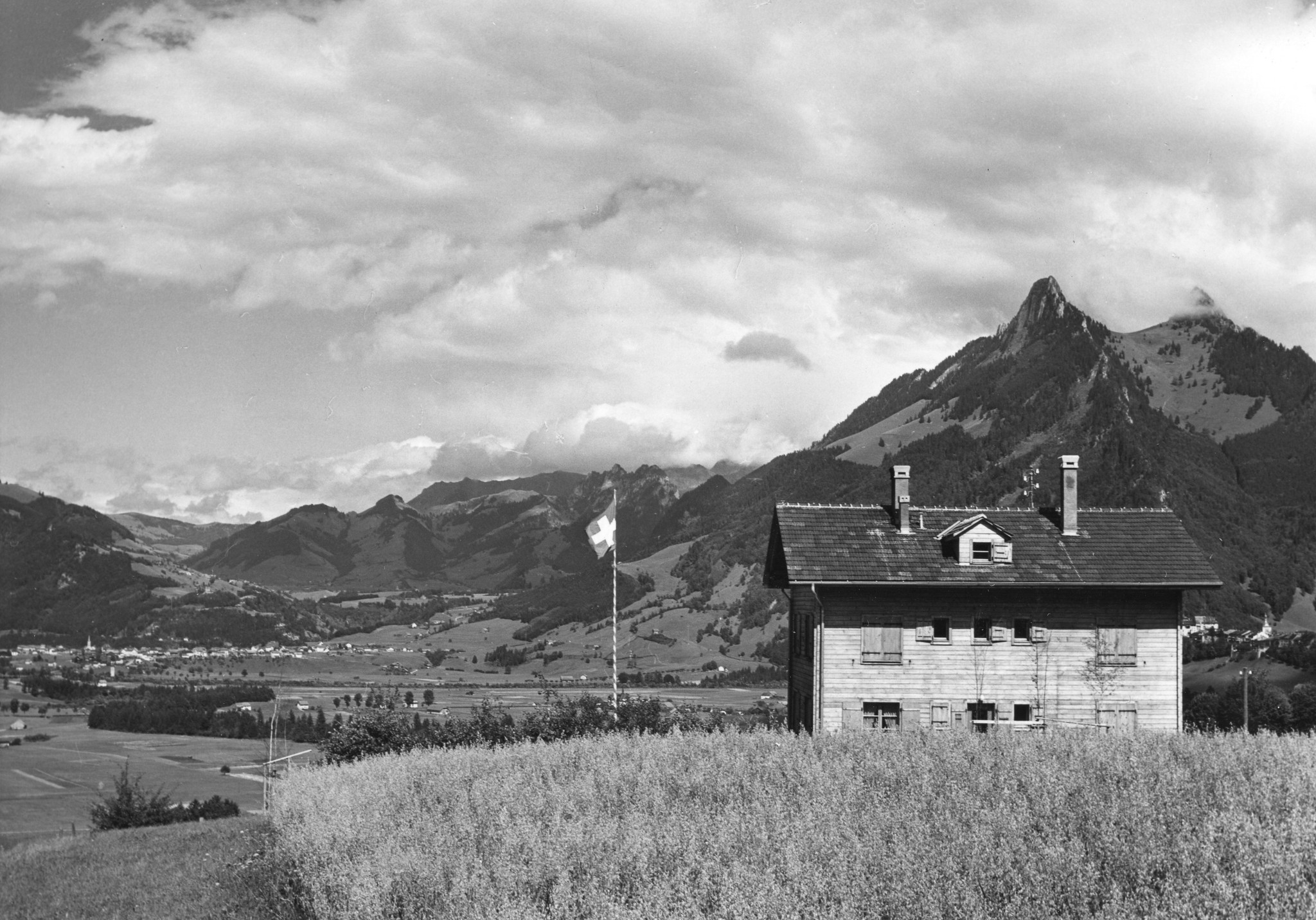 Seitenansicht des Ferienhauses, im Hintergrund Berge