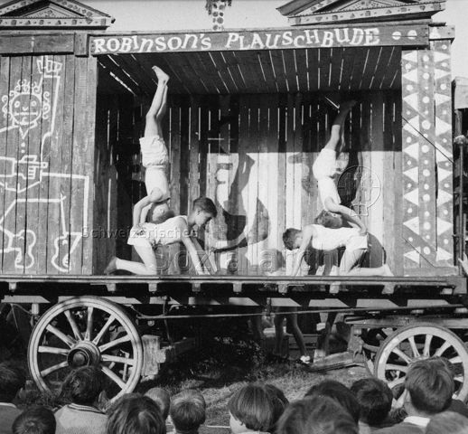 "Kinderzirkus" - Vier Jungen bei einer akrobatischen Darbietung; um 1965