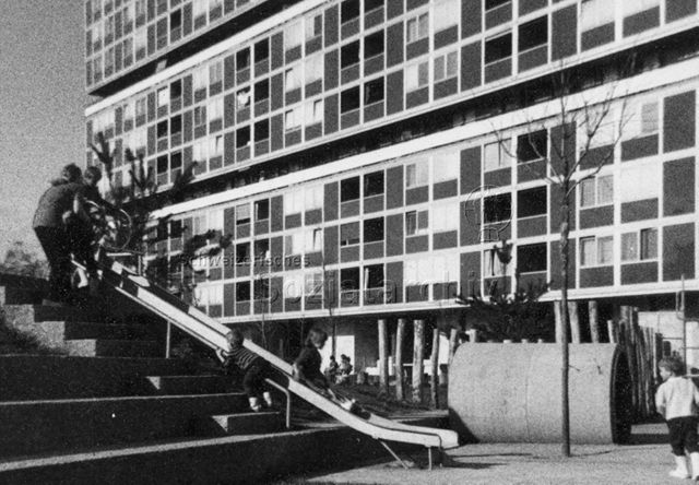 Kindergarten "Pamplemousse", Lignon, Genf - Kinder beim Rutschen; um 1980