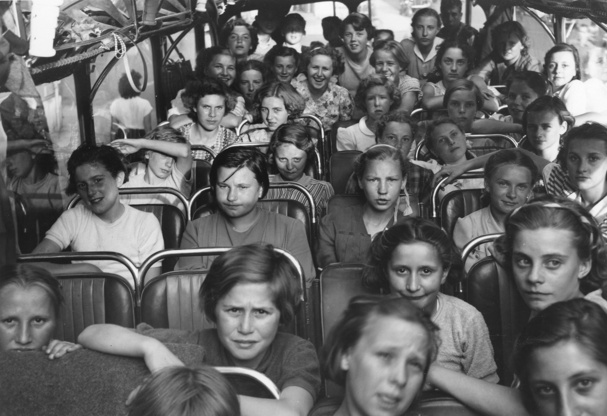 "Belgierkolonie Sommer 1950, Abreise in Basel"; Mädchen sitzen in einem Bus