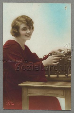 Frau mit Schreibmaschine, um 1923 (Poststempel)