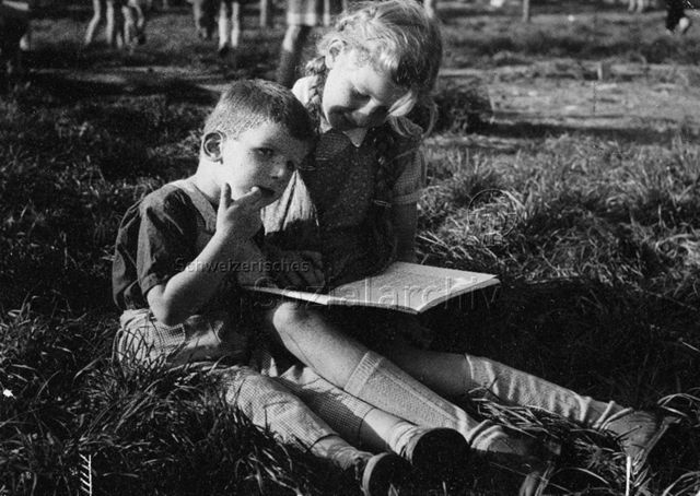 "Sind gute Bücher nicht auch flotte Spielkameraden?" - Kinder beim Lesen; um 1965