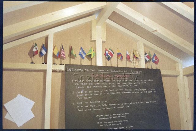 Ausstellungsansicht, in der Hütte, "Welcome to the school of panamerican unrest"