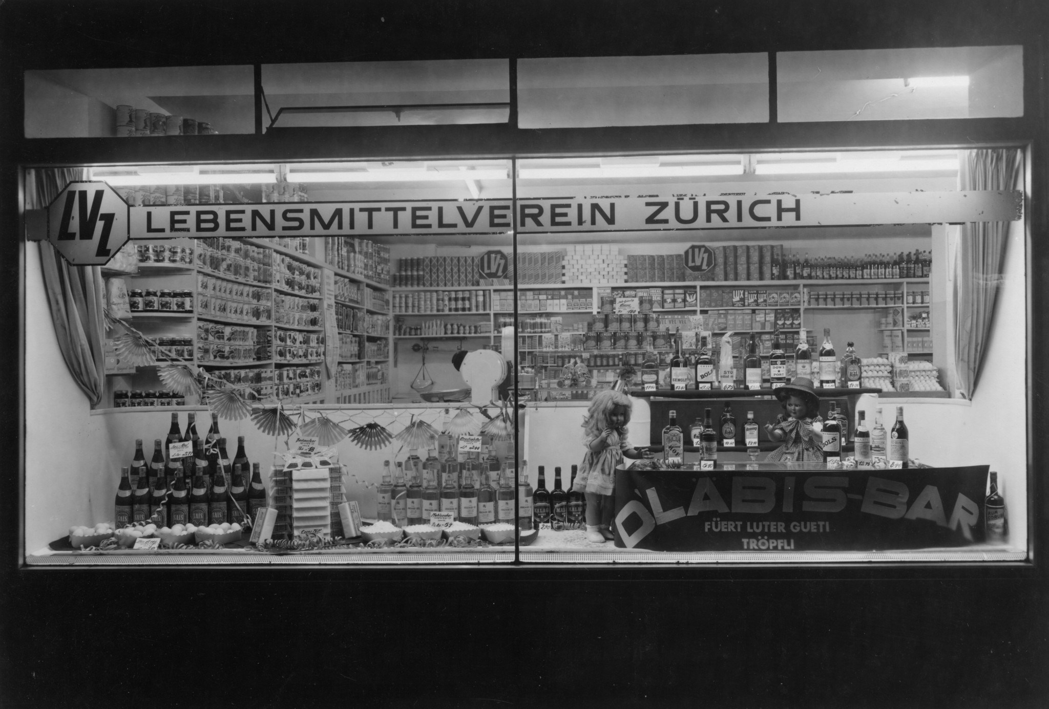 Schaufenster eines Ladens des Lebensmittelvereins Zürich