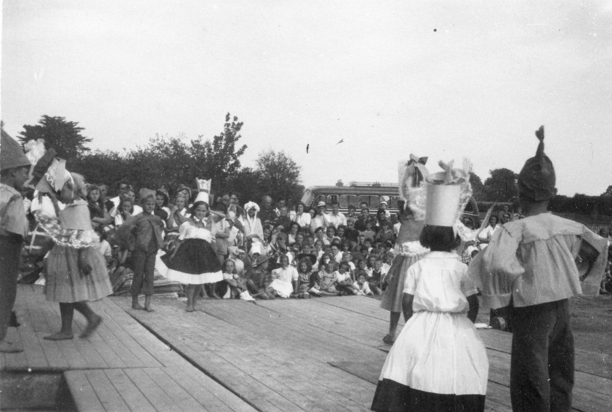 "Fête laïque à St. Quay"; Kinder laufen vor Publikum verkleidet über eine Bühne