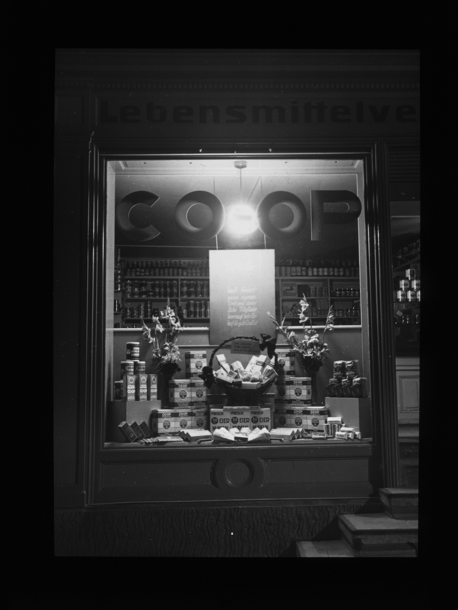 Dia: COOP/LVZ-Filiale, Schaufenster mit Teigwaren.