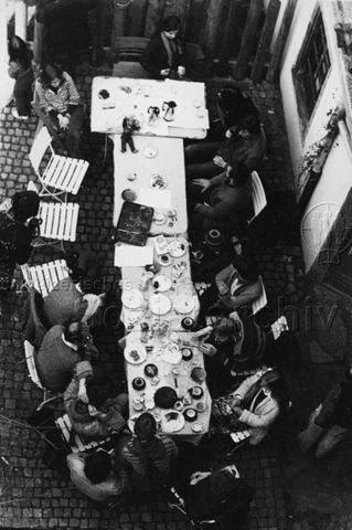 Frühstück - Männer und Frauen sitzen am Frühstückstisch; 1978