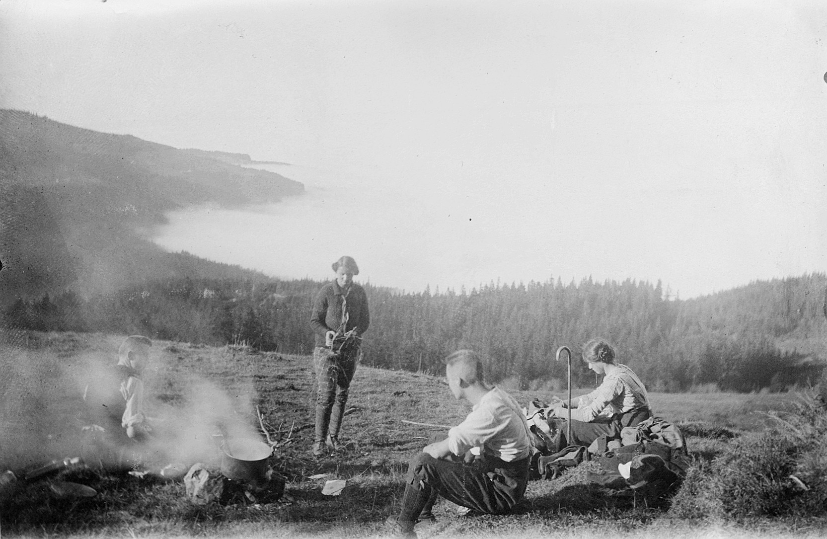 Wandervögel der Wandervogelortsgruppe Aarau kochen auf dem Feuer (am Pilatus über dem Nebelmeer) - Fotoalbum von Paul Burkhart (Nove