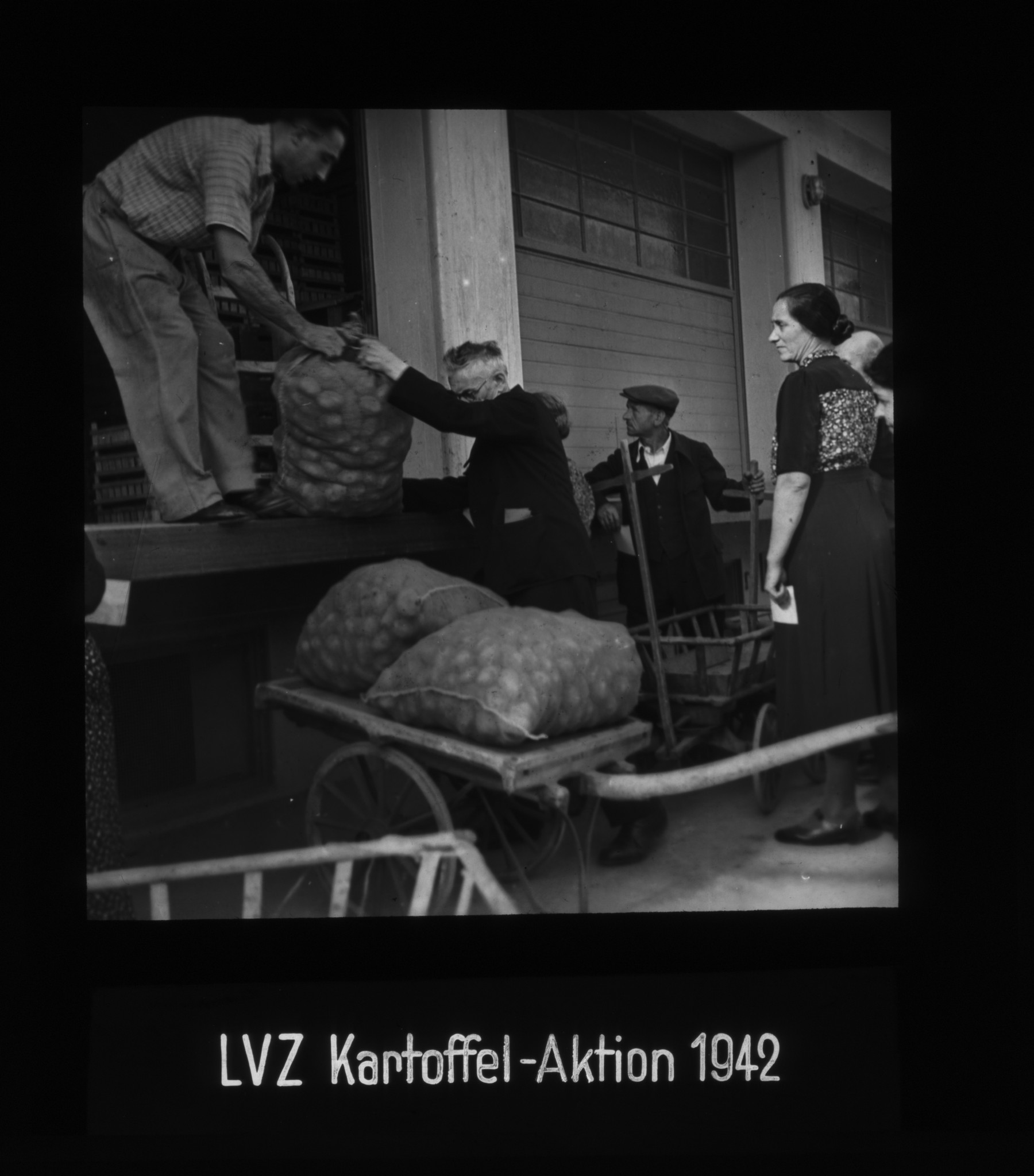 Dia: An Lagerhaus-Rampe werden Kartoffeln verkauft: "LVZ Kartoffel-Aktion 1942".