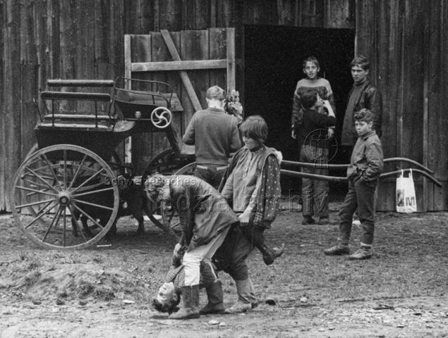 "FZA Zigeunerlager" - Spielende Kinder, Pferdekutsche, Ziegen; um 1975