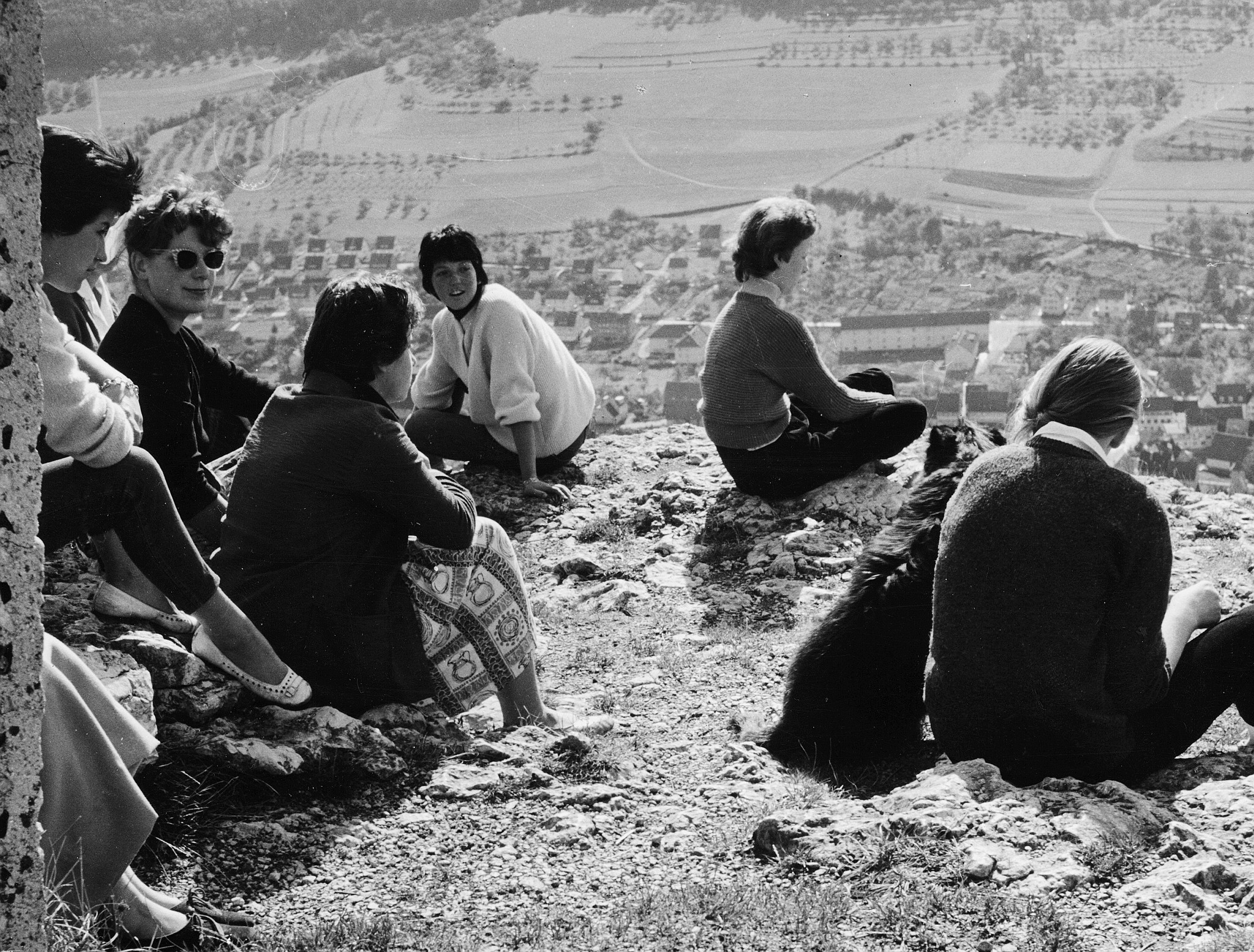 Arbeiterwohlfahrt: Ausflug eines Flüchtlingslager; Frauen auf einer Wiese sitzend