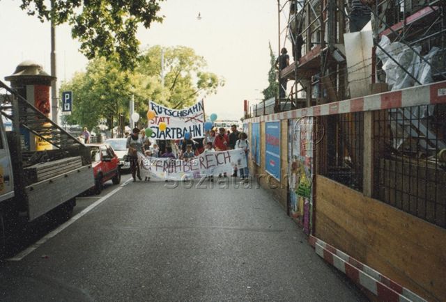 Demonstration zu Familienpolitik in Zürich - Demonstrationszug in Bewegung; 1993