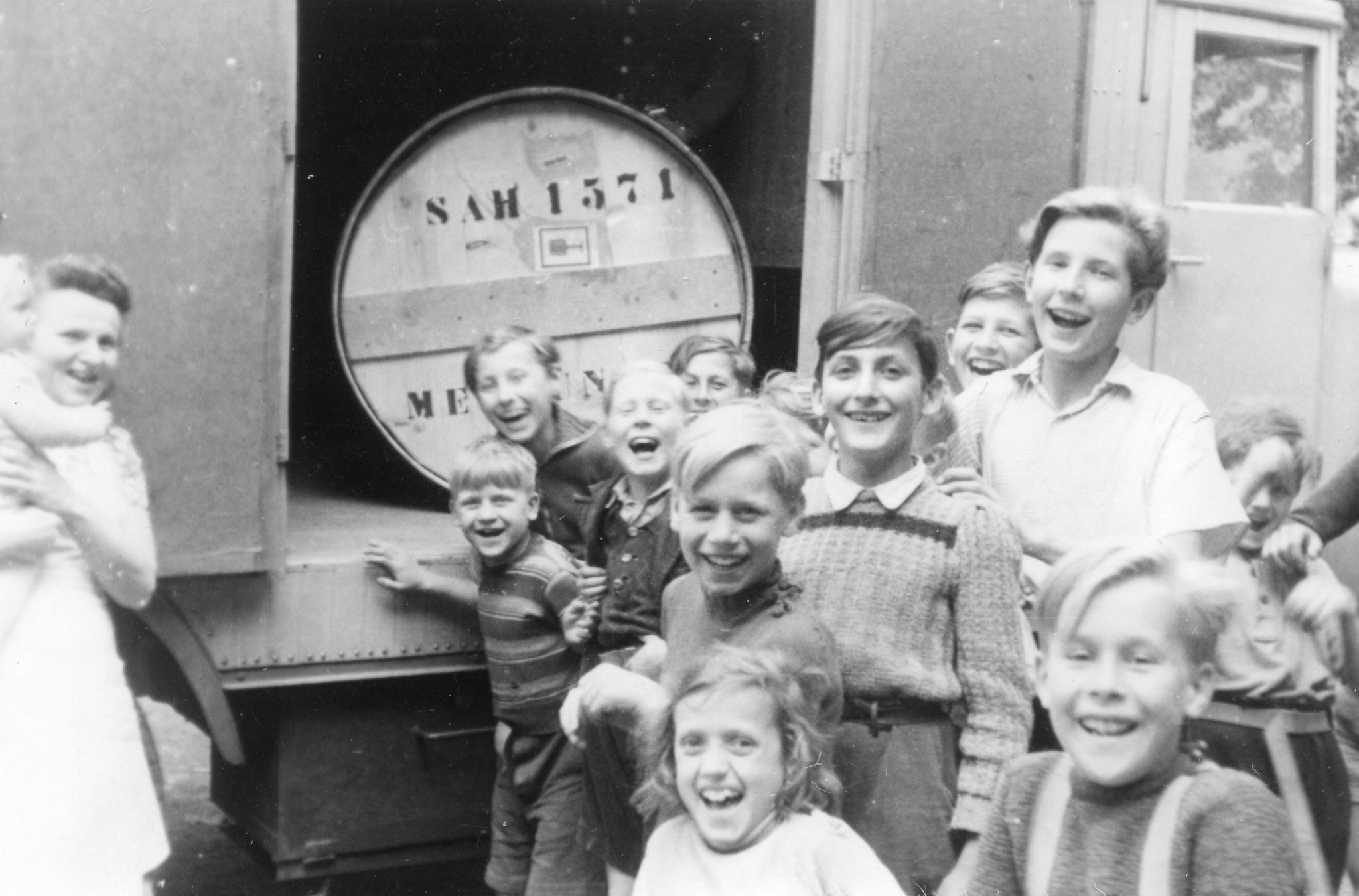 "Walkemühle, Hessen - Kinderheim"; Kinder freuen sich über die Nahrungsmittelhilfe des SAH (Schweizerisches Arbeiterhilfswerk) - links aussen: Ralf Schaper als Kleinkind