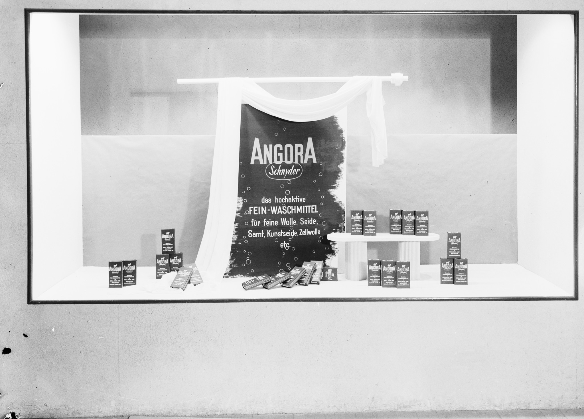 Schaufenster Filiale LVZ: "Angora - das hochaktive Feinwaschmittel"