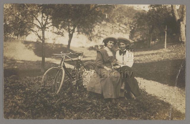 Zwei Frauen mit Fahrrädern in ländlicher Umgebung, um 1910