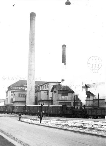 Fabrikanlage, Hochkamin, Güterzug, Dampflokomotive, Fahradfahrer, um 1910