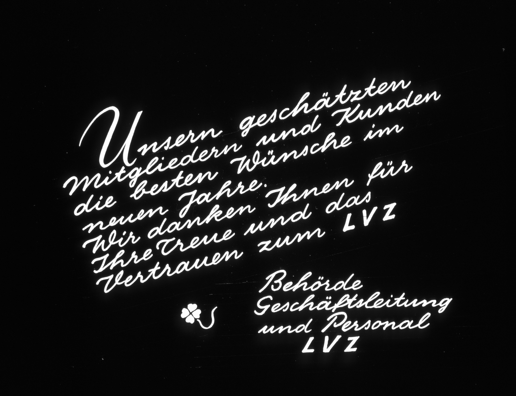 Dia mit Text: "Unsern geschätzten Mitgliedern und Kunden die besten Wünsche im neuen Jahre. Wir danken Ihnen für Ihre Treue und das Vertrauen zum LVZ / Behörde Geschäftsleitung und Personal LVZ".
