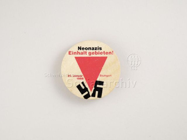 Pin "Neonazis Einhalt gebieten!, 30.01.1988, Stuttgart" mit zerschlagenem Hakenkreuz