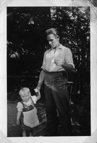 Album Alfred Brauchli, Teil 1/3: 699 Tage Aktivdienst 1939-1945 als Sanitätssoldat bei der Sanitätskompanie I/​7, Thurgau: - Mann mit Kind