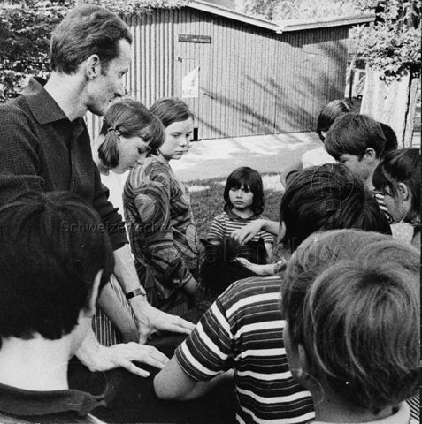 "Freizeitanlage Heuried", Tierhaltung - Mann und Kind streicheln ein Pony; um 1975