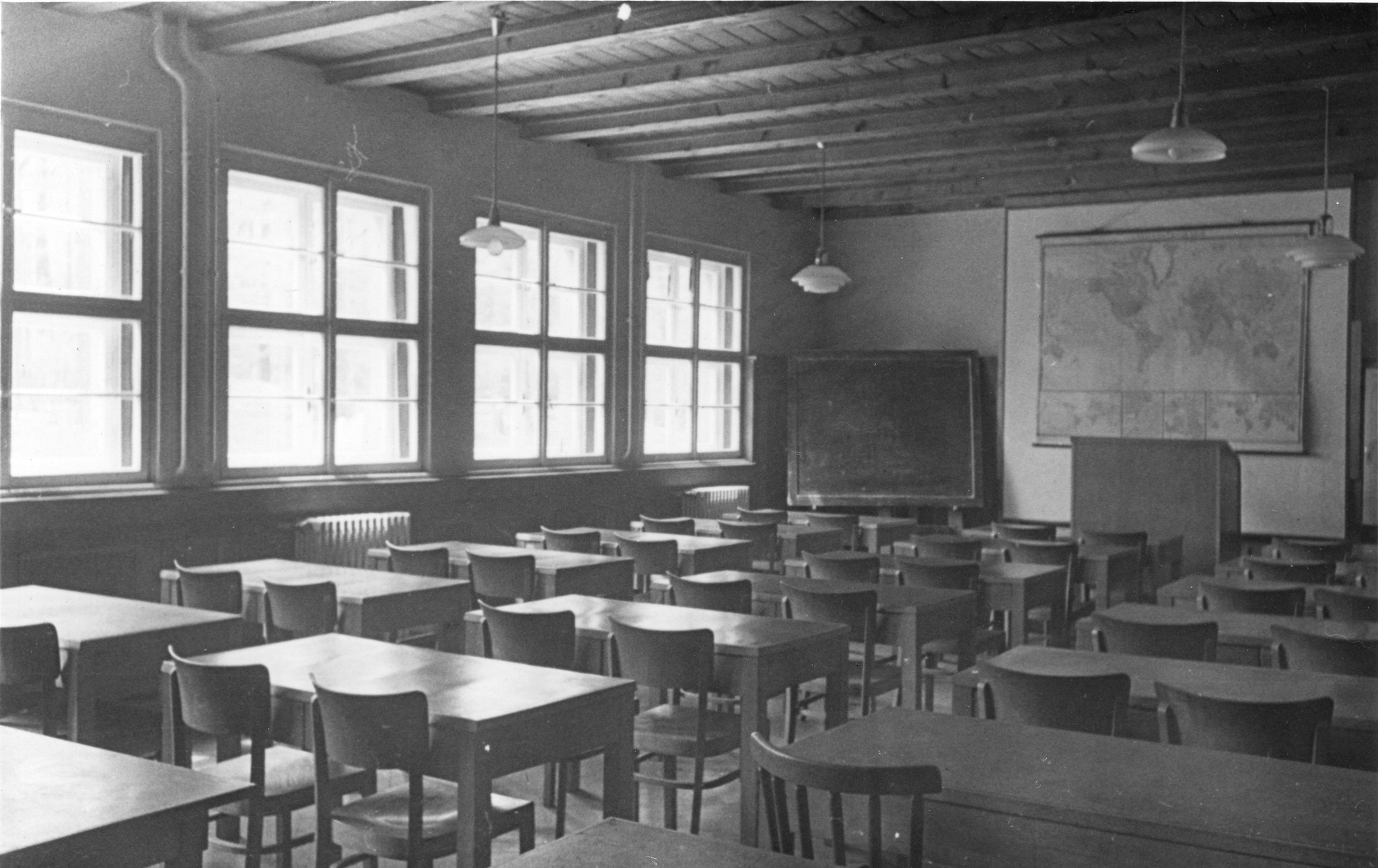 "Lehrsaal im Anton-Hueber-Haus", [Schulungshaus des Österreichischer Gewerkschaftsbundes, Weidlingen bei Wien], um 1950