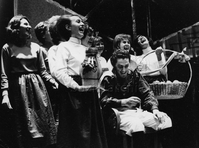 Theater, "(...) Leidenschaftlich stellt sich die Jugend den Problemen unserer Zeit (...)" - Jugendliche bei einer Vorstellung; um 1965