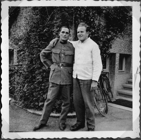 Album Alfred Brauchli, Teil 1/3: 699 Tage Aktivdienst 1939-1945 als Sanitätssoldat bei der Sanitätskompanie I/​7, Thurgau:Alfred Brauchli (rechts)