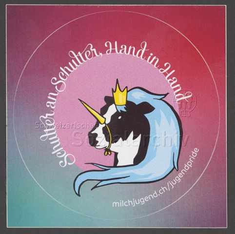 "Schulter an Schulter, Hand in Hand", Kuh in Einhornverkleidung – Aufkleber der Jugendorganisation Milchjugend im Rahmen der Pride (um 2020)