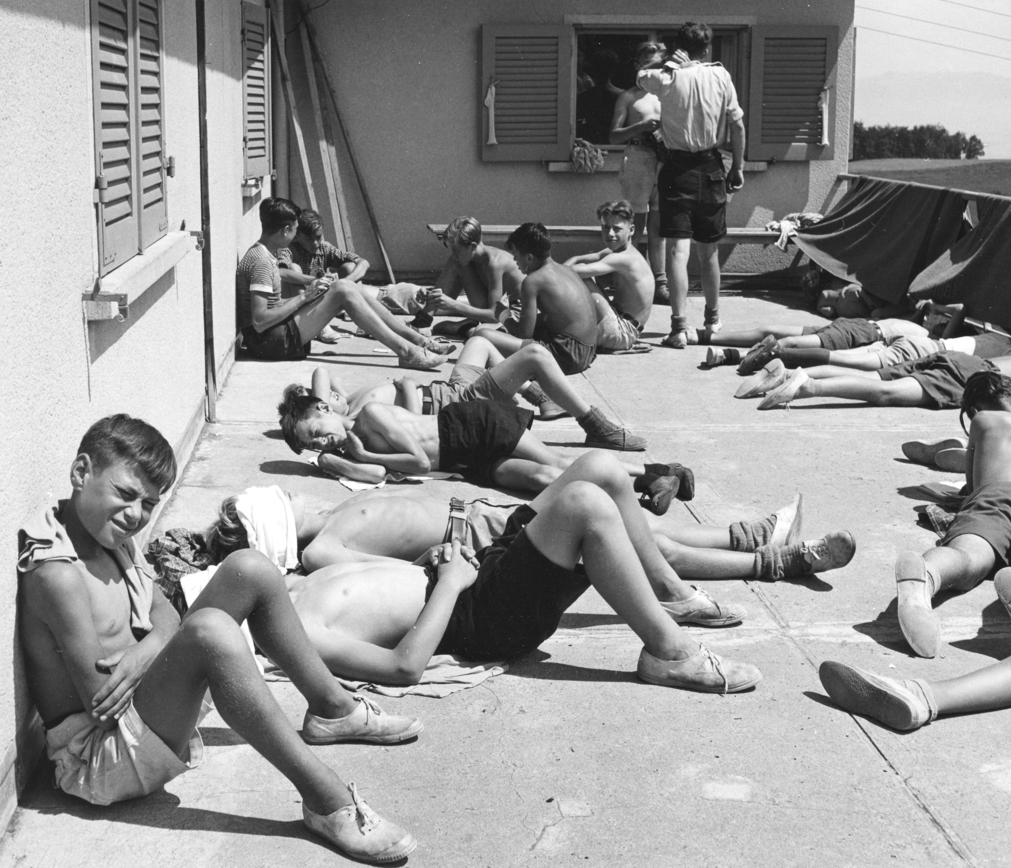 Albishaus Belgier-Sommer 1950"; Kinder sonnen sich auf der Terrasse